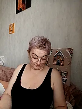 Snapshot of Bastet422111 chatting on February 11, 9:36 am Bastet422111 online show from February 11, 9:36 am