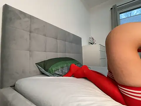 Carlycrush  online show from April 17, 6:00 pm