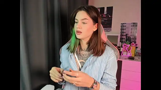 Snapshot of NikkieKitty chatting on December 16, 11:59 am NikkieKitty online show from December 16, 11:59 am