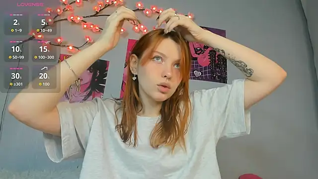 Snapshot of PinkPout chatting on December 17, 4:24 pm PinkPout online show from December 17, 4:24 pm