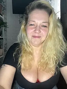 JenniferCarmen online show from April 5, 4:20 am