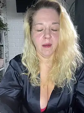 JenniferCarmen online show from April 8, 2:33 am