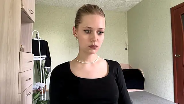 ZaidaSchwarten online show from May 18, 1:06 pm