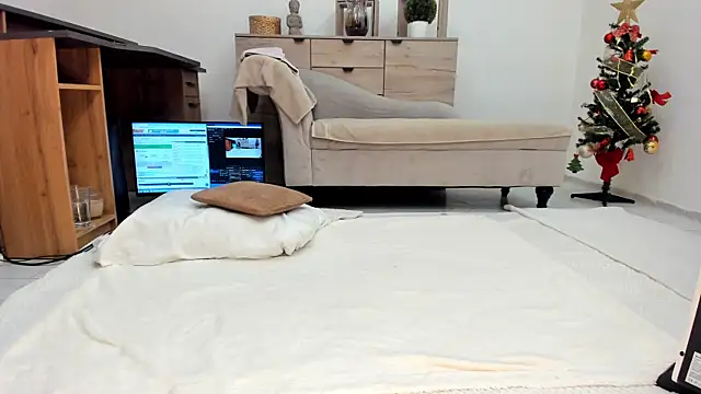 Snapshot of classy_medea chatting on December 17, 1:33 am classy medea online show from December 17, 1:33 am