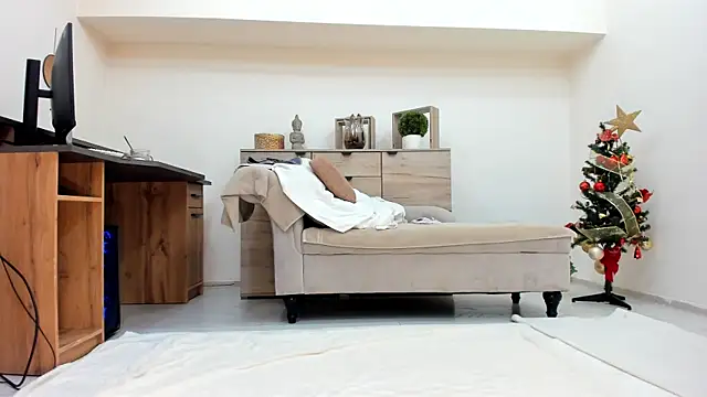 Snapshot of classy_medea chatting on December 18, 1:55 am classy medea online show from December 18, 1:55 am