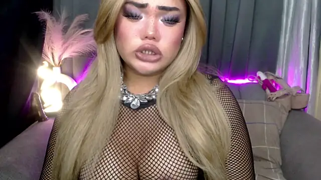 Snapshot of AlwaysHornyMia chatting on December 17, 1:22 am AlwaysHornyMia online show from December 17, 1:22 am