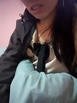 Snapshot of Layyla99 chatting on December 16, 2:22 pm Layyla99 online show from December 16, 2:22 pm