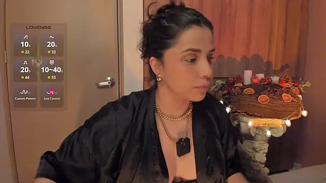 Snapshot of mslalune chatting on December 16, 12:21 pm mslalune online show from December 16, 12:21 pm