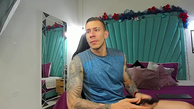 Snapshot of J_king__ chatting on December 17, 12:44 pm J king online show from December 17, 12:44 pm