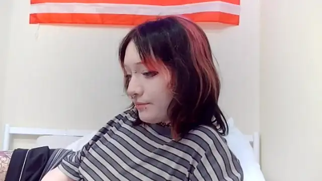 Snapshot of Shine_Luna chatting on February 10, 8:35 pm Shine Luna online show from February 10, 8:35 pm