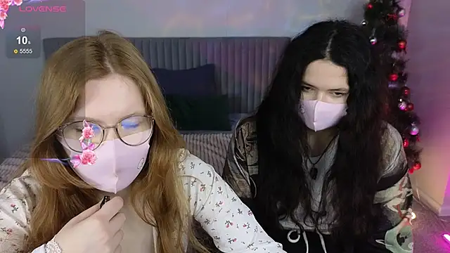 Snapshot of CaramelCigarettesss chatting on December 16, 1:21 am CaramelCigarettesss online show from December 16, 1:21 am