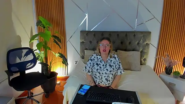 Snapshot of brenda_hertz chatting on December 16, 11:26 am brenda hertz online show from December 16, 11:26 am