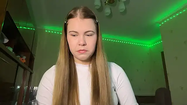 Snapshot of MaevAmy chatting on December 15, 12:31 pm MaevAmy online show from December 15, 12:31 pm