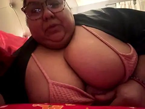 Snapshot of Sexybbwqueen chatting on December 18, 10:32 am Sexybbwqueen online show from December 18, 10:32 am