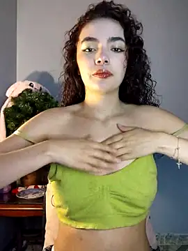 Snapshot of Alii_tay chatting on December 15, 8:40 am Alii tay online show from December 15, 8:40 am