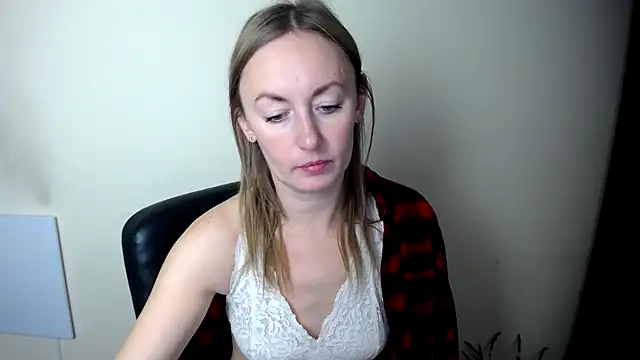 Snapshot of LiaSeass_ chatting on December 15, 10:08 am LiaSeass online show from December 15, 10:08 am