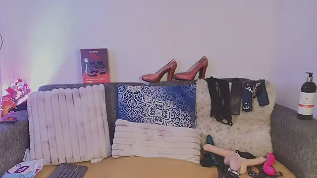 Laura hotmilf online show from April 2, 1:20 pm