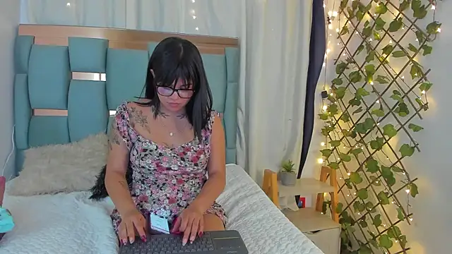 hott miaa online show from February 11, 3:44 am