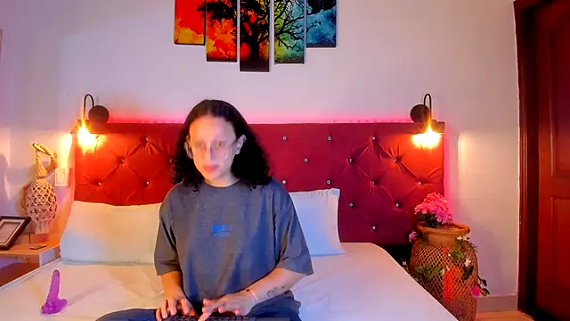 Snapshot of Trixye_Moon chatting on December 16, 4:39 am Trixye Moon online show from December 16, 4:39 am