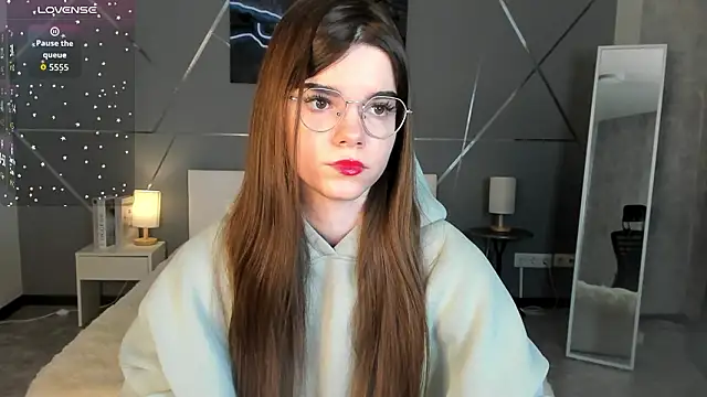 miss  evelyne online show from February 5, 1:10 am