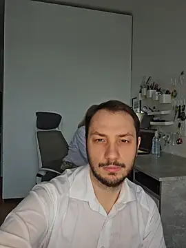 Lovebackground online show from March 3, 9:15 am