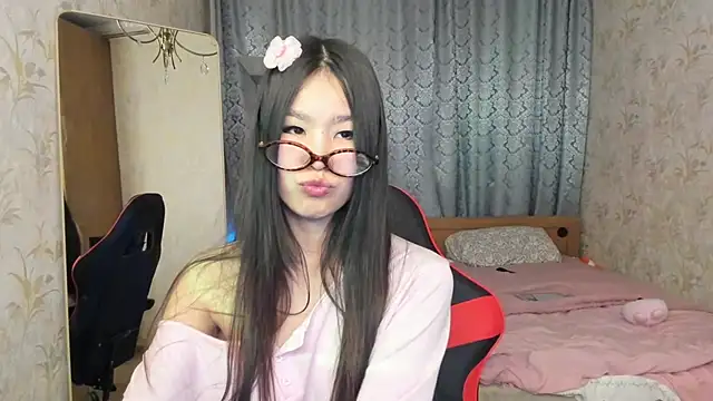 amiya cute online show from March 13, 2:45 pm