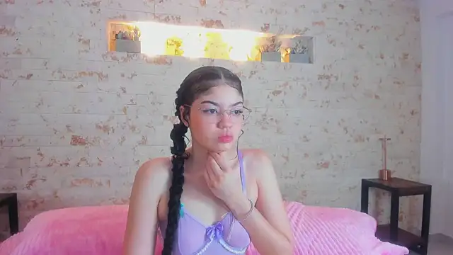 Snapshot of chloe_cortez chatting on May 23, 10:19 am chloe cortez online show from May 23, 10:19 am