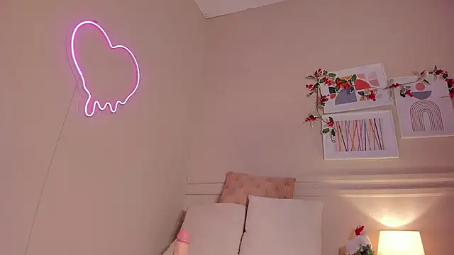 Snapshot of _emily__st chatting on December 16, 1:16 pm emily st online show from December 16, 1:16 pm