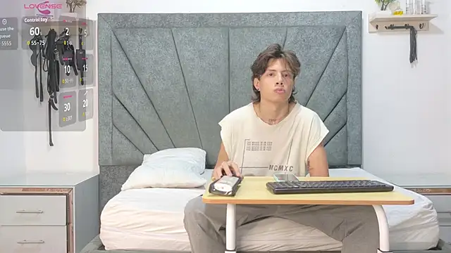 Snapshot of LoganRyder_OS chatting on December 15, 6:39 am LoganRyder OS online show from December 15, 6:39 am