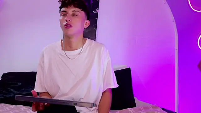 Snapshot of troye_twink chatting on December 14, 5:35 am troye twink online show from December 14, 5:35 am