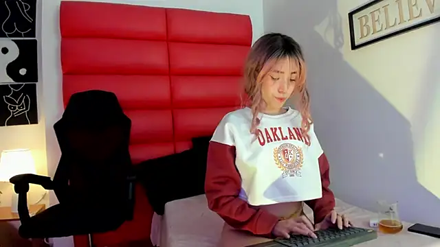 Oliviamonroex18 online show from January 8, 10:45 pm