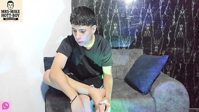 Mrs-mike-hott-boy online show from December 15, 1:10 am