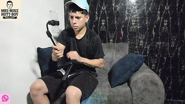 Mrs-mike-hott-boy online show from December 16, 3:44 am