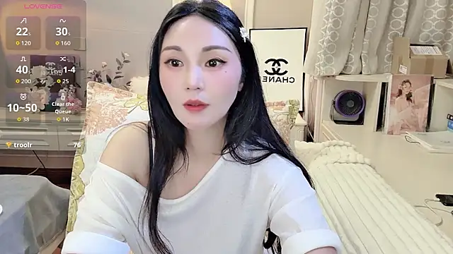 Snapshot of YUO-UU chatting on December 18, 5:46 am YUO-UU online show from December 18, 5:46 am