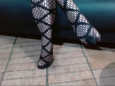 Snapshot of cleodoranoir chatting on December 18, 2:01 pm cleodoranoir online show from December 18, 2:01 pm