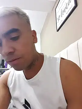 Snapshot of Arnoldmangus chatting on December 14, 1:11 am Arnoldmangus online show from December 14, 1:11 am