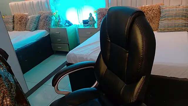 Snapshot of danielamilles chatting on February 24, 4:43 am danielamilles online show from February 24, 4:43 am