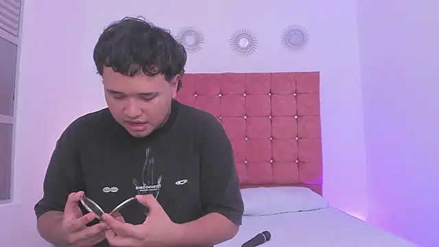 Beele and Evie online show from February 4, 7:53 pm