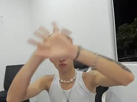 Snapshot of back_thomson chatting on December 17, 9:26 am back thomson online show from December 17, 9:26 am