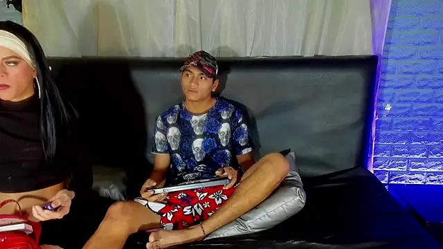 Snapshot of Andres_and_Emely chatting on January 13, 11:04 am Andres and Emely online show from January 13, 11:04 am