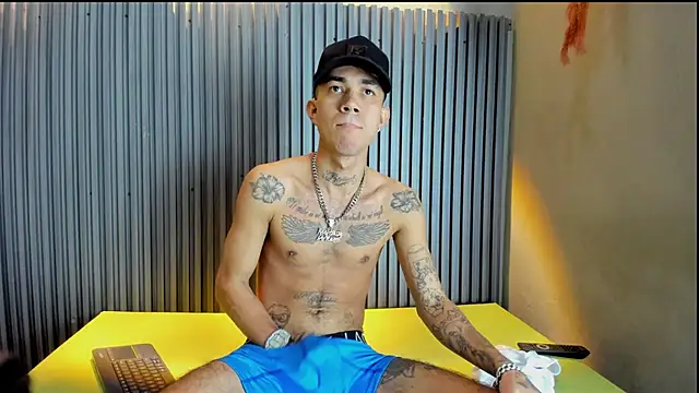 Snapshot of AYALA_TATTOO chatting on December 15, 10:14 pm AYALA TATTOO online show from December 15, 10:14 pm