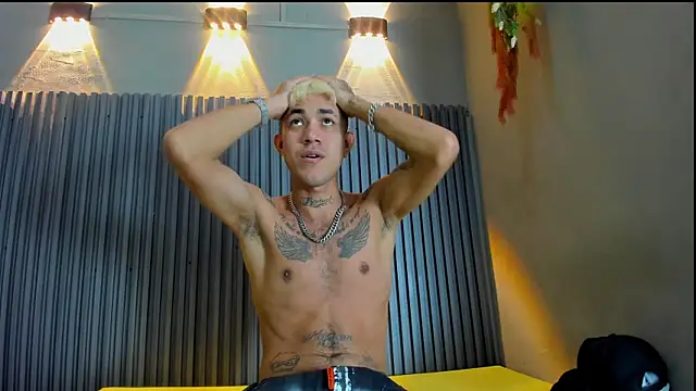 Snapshot of AYALA_TATTOO chatting on December 17, 7:53 pm AYALA TATTOO online show from December 17, 7:53 pm