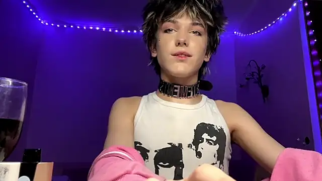 Snapshot of MilesGrays chatting on December 20, 1:34 am MilesGrays online show from December 20, 1:34 am