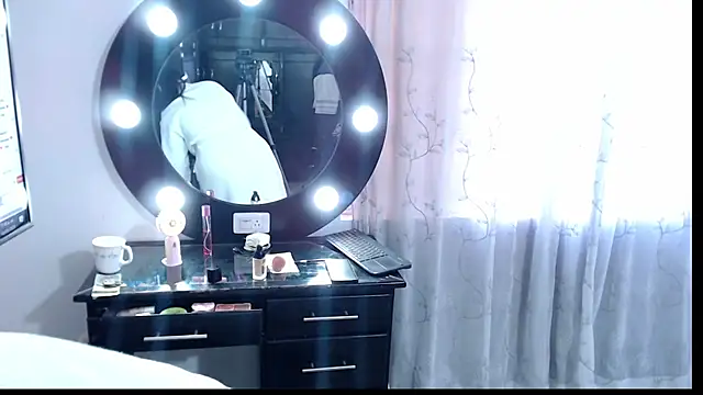 Naomy Mature online show from March 10, 12:10 pm