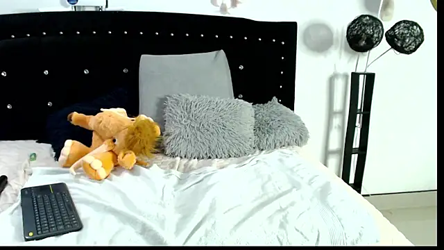 Naomy Mature online show from April 25, 12:24 am