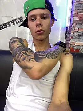 Snapshot of Danseuz chatting on December 16, 6:46 pm Danseuz online show from December 16, 6:46 pm