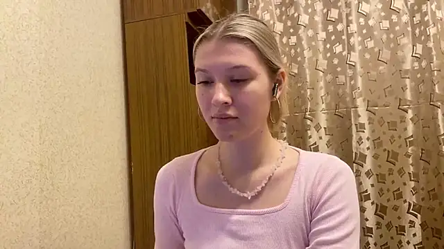 Snapshot of SkyeDavis chatting on December 16, 8:14 pm SkyeDavis online show from December 16, 8:14 pm