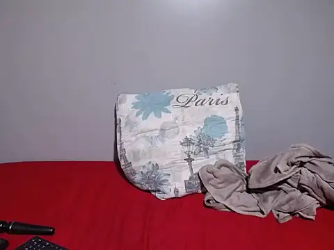 Snapshot of TemptingCloeXx chatting on December 22, 9:28 am TemptingCloeXx online show from December 22, 9:28 am