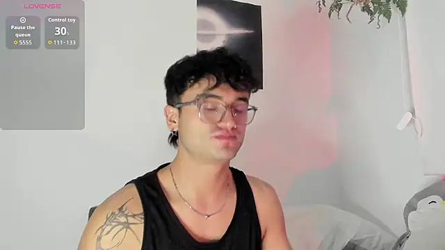 Snapshot of charlie_dicker chatting on December 19, 11:45 pm charlie dicker online show from December 19, 11:45 pm