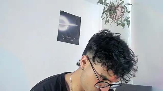 Snapshot of charlie_dicker chatting on January 6, 4:21 pm charlie dicker online show from January 6, 4:21 pm